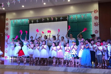 歡樂童年,放飛夢想-大風車翡翠外灘幼兒園六一演出半日開放活