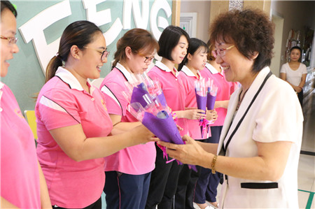 情系教師節，慰問暖人心 大風車薛秀香園長為一線老師送去節日祝