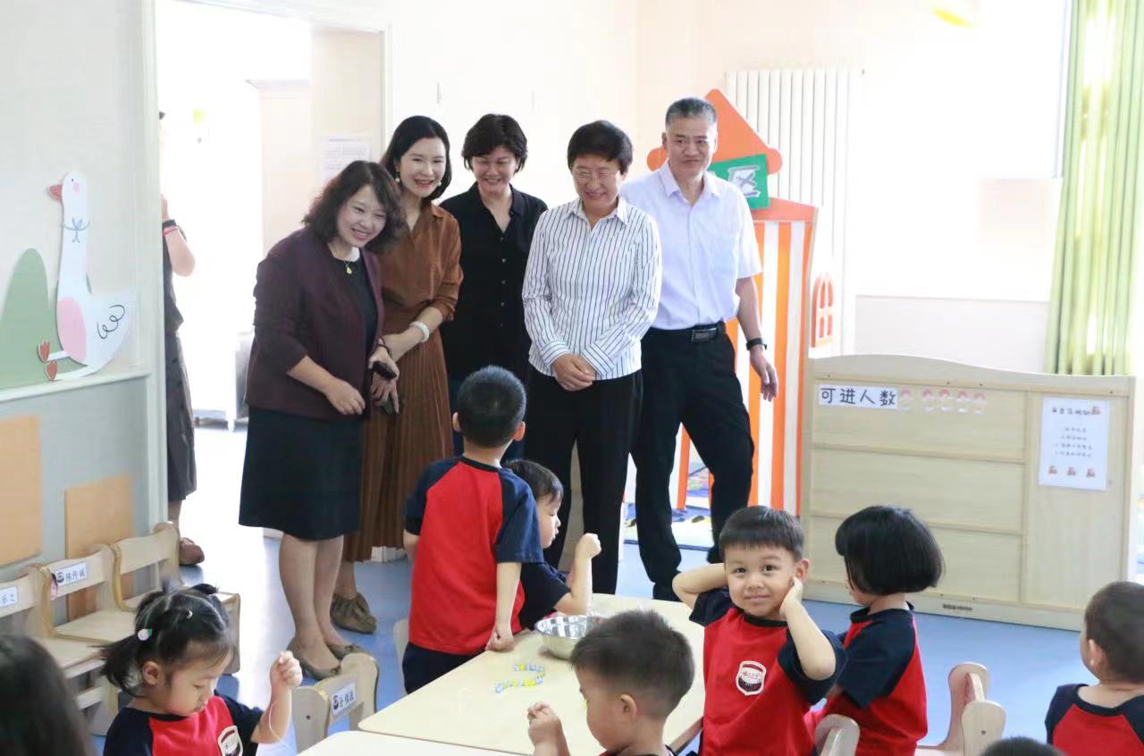 山東省人大常委會副主任、省工商聯主席王隨蓮到濟南大風車國華東方美郡幼兒園調研